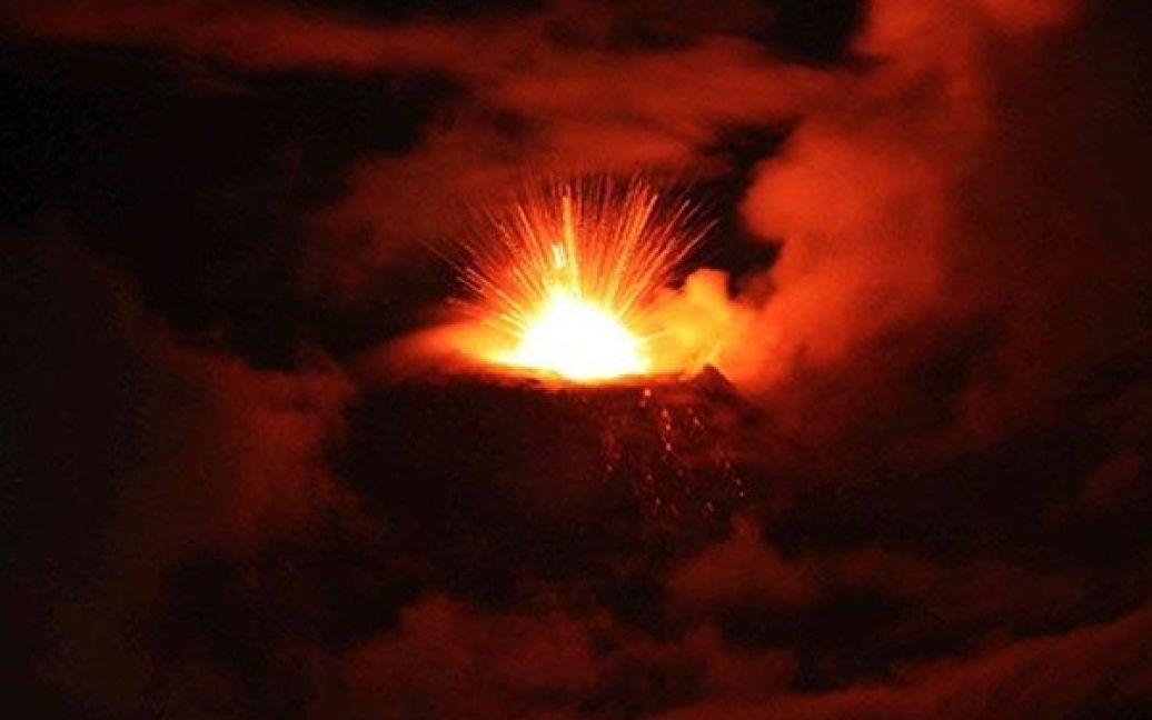 Еквадор, Гваделупа. Виверження вулкана Тангурахуа у Еквадорі триває. Вулкан став активнішим і тепер викидає розжарені "продукти" своєї активності, що супроводжується потужними вибухами. Мешканці сімох селищ, що розташовані поруч із вулканом, були евакуйовані, у Еквадорі закрився центральний аеропорт і кілька шкіл. / © AFP