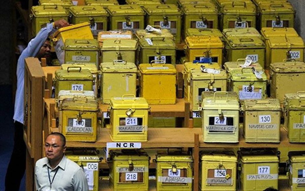 Філіппіни, Маніла. У Палаті представників у Манілі охоронець складає урни для голосування з бюлетенями, які залишились після президентських виборів 10 травня.  Беніньо Акіно міг бути офіційно оголошений переможцем президентських виборів 15 червня, незважаючи на розслідування можливого шахрайства під час голосування. За неофіційними оцінками, більше 90 відсотків голосів віддали 50-річному Акіно, але за законом тільки парламент може оголосити переможця. / © AFP