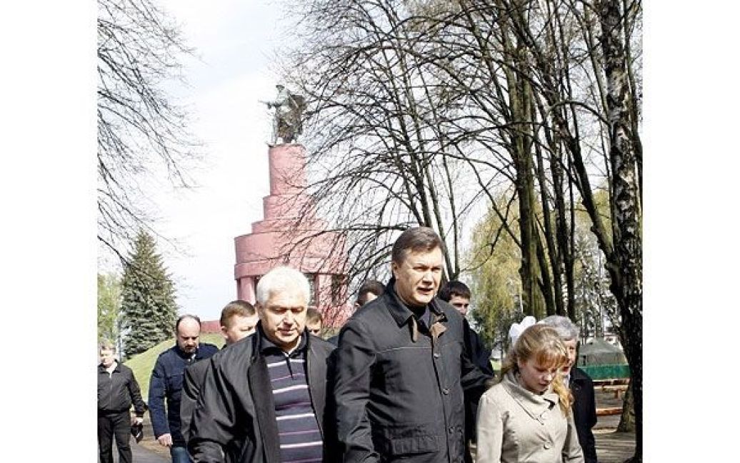 Віктор Янукович запросив усіх бажаючих вихованців дитбудинку разом з ним відвідати Національний музей-заповідник "Битва за Київ у 1943 році". / © President.gov.ua