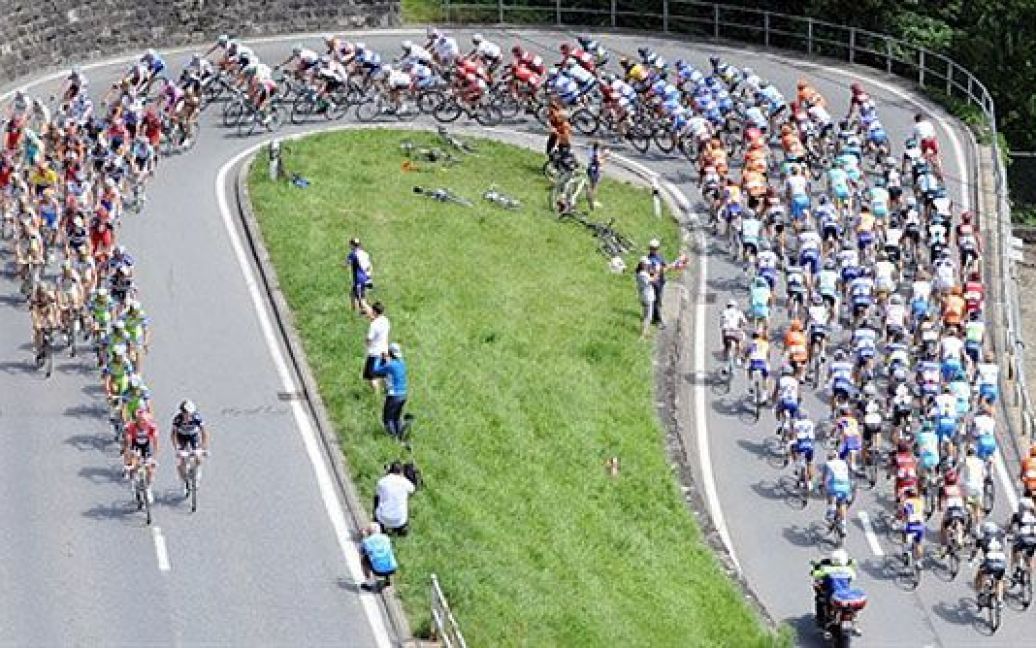 Швейцарія, Шварценберг. Велосипедисти під час третього етапу Сієрра &ndash; Шварценберг  велосипедної гонки "Тур де Свісс". / © AFP