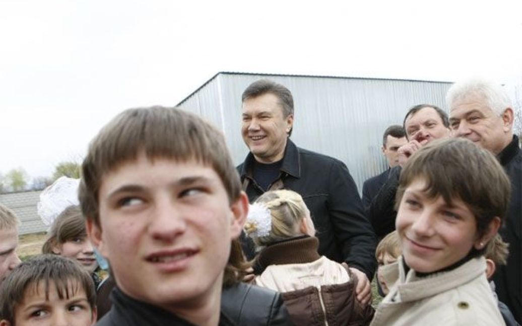Спілкуючись з дітьми, Віктор Янукович порадив їм: "В житті голову завжди треба тримати високо". / © President.gov.ua
