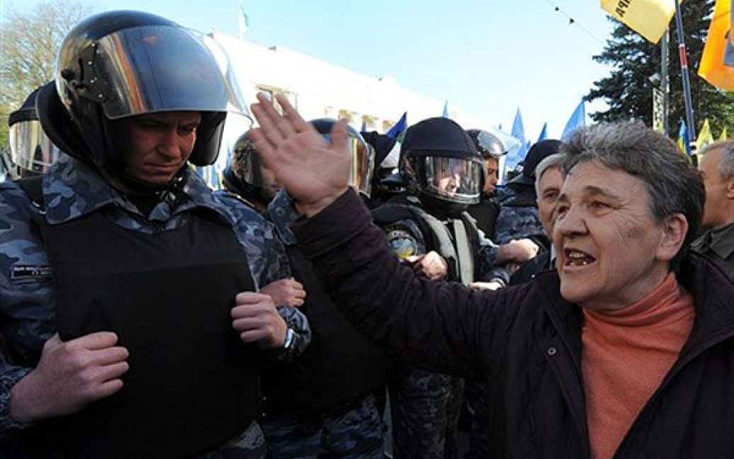 Під Верховною радою зібралась кількатисячна акція протесту. / © AFP