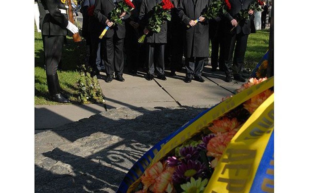 Прем'єр-міністр разом з іншими високопосадовцями вшанував хвилиною мовчання пам’ять ліквідаторів та жертв Чорнобильської катастрофи. / © kmu.gov.ua