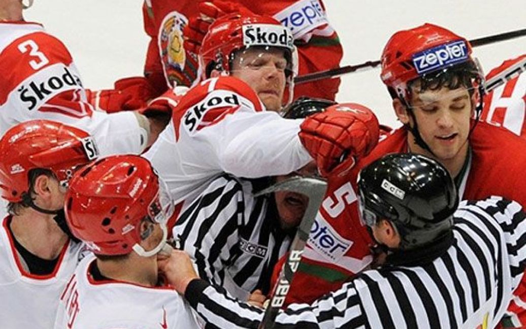 Німеччина, Кельн. Білоруські та датські хокеїсти влаштували бійку під час Чемпіонату світу з хокею, який проходить у Кельні. Чемпіонат світу з хокею 2010 року триватиме у Німеччині до 23 травня. / © AFP