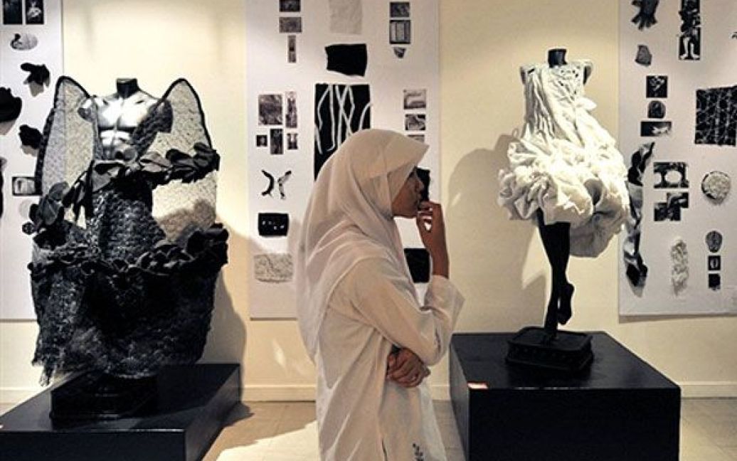 Індонезія, Джакарта. Відвідувачка текстильної виставки в музеї "Galeri" у Джакарті. На виставці представлені більше роботи французьких та індонезійських майстрів "текстилю майбутнього", який поєднує в собі мистецтво, науку і високі технології. / © AFP