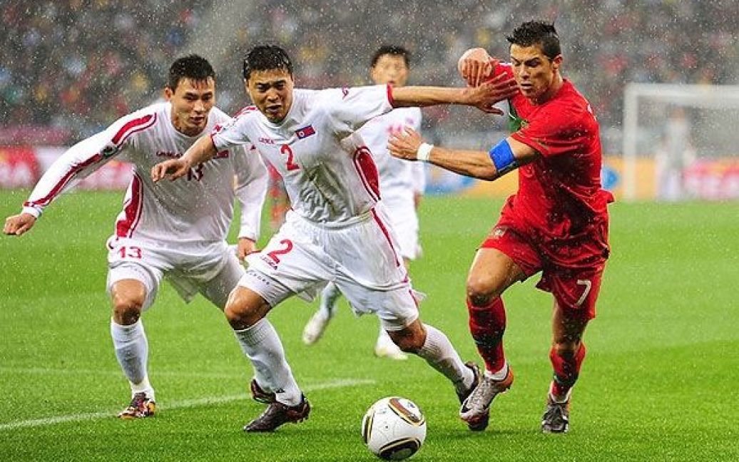 Роналду проривається повз гравців збірної Північної Кореї. / © daylife.com