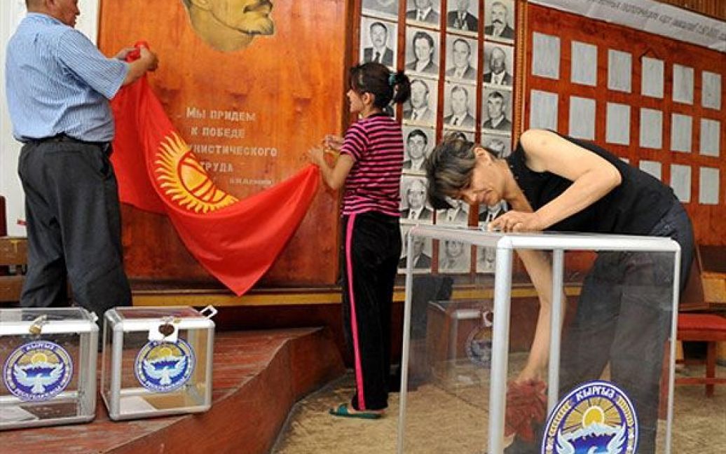 Киргизстан, Ош. Члени киргизької виборчої комісії готуються до проведення референдуму на виборчій дільниці в місті Ош. 27 червня у Киргизстані має відбутись загальнонаціональний референдум з питань нової конституції. Тимчасова влада наполягає, що цей референдум має життєво важливе значення для ослаблення напруженості після кривавих міжетнічних конфліктів, але досі існують деякі побоювання, що референдум може спровокувати нові заворушення. / © AFP