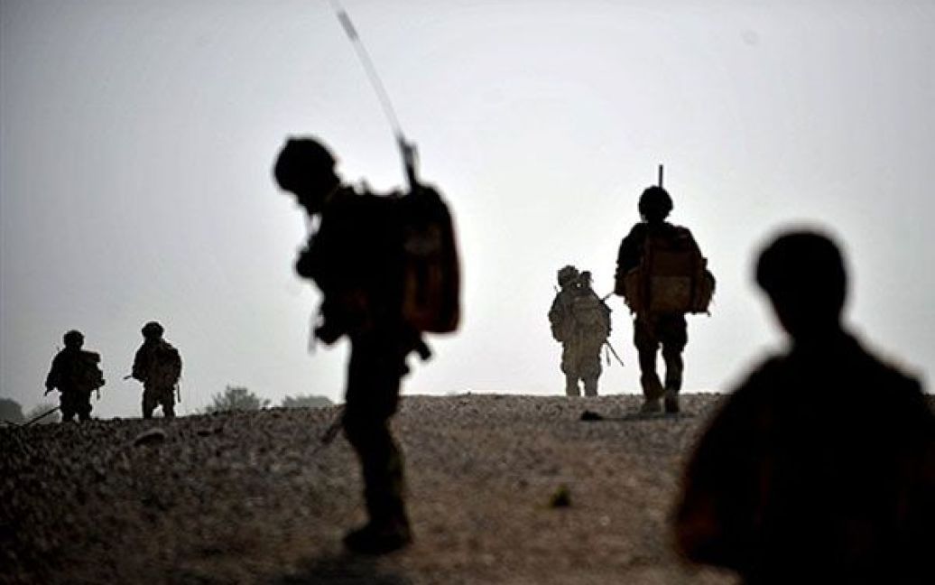 Афганістан, Нахр-E-Сарай. Солдати 1-го батальйону Королівських гуркхів-стрілків і афганська національна поліція здійснює спільне патрулювання біля села Нахр-Е-Сарай у провінції Гільменд. Контингент британських військ у Афганістані зараз становить 9500 військовослужбовців і є другим за величиною після військ Сполучених Штатів. / © AFP