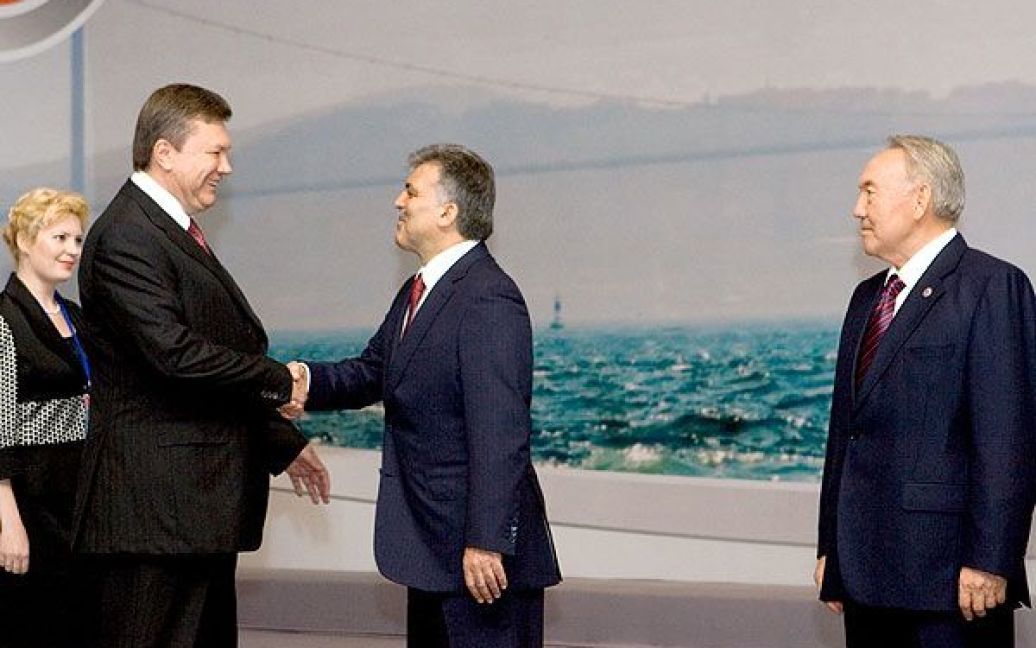 Президент Турецької республіки Абдуллах Гюль вітає президента України Віктора Януковича / © President.gov.ua