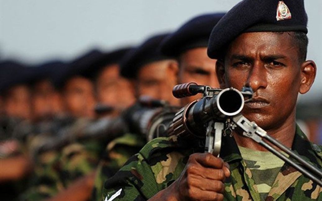 Шрі-Ланка, Коломбо. Військові під час репетиції у Коломбо. Сили безпеки Шрі-Ланки готуються до урочистостей, присвячених перемозі над повстанцями, "тиграми звільнення Таміл Ілама" у травні минулого року. Ця перемога поклала край 37-річному етнічному конфлікту в країні. / © AFP