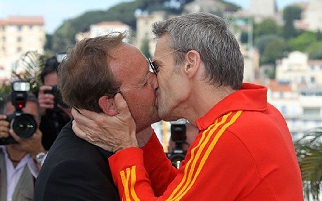 Франція, Канни. Неоднозначні відгуки викликав палкий поцілунок французького актора Ламберта Вілсона і режисера Ксав&#039;є Бовуа під час презентації фільму "Люди і боги" на 63-му Каннському кінофестивалі. / © 