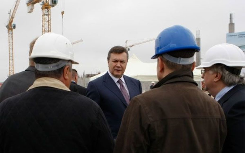 Глава держави поспылкувався з відповідальними за хід будівництва і реконструкції особами / © President.gov.ua
