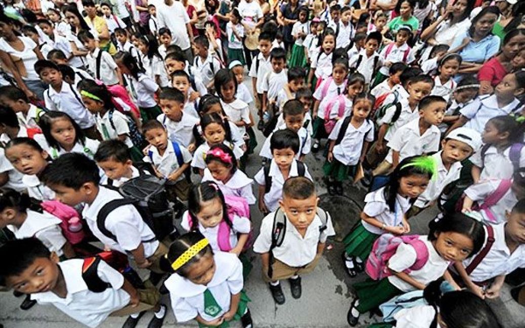 Філіппіни, Маніла. Учні чекають на свій перший навчальний день у початковій школі в Манілі. Цього року більше 24 мільйонів дітей на Філіппінах повинні вперше піти до школи. / © AFP