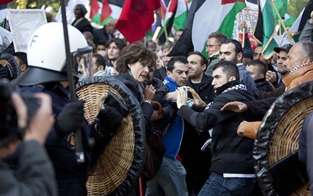 Поліцейські тиснуть на учасників акції протесту, яка пройшла у Гаазі (Нідерланди). В акції протесту взяли участь члени голландської палестинської громади, члени турецьких організацій тощо. / © AFP