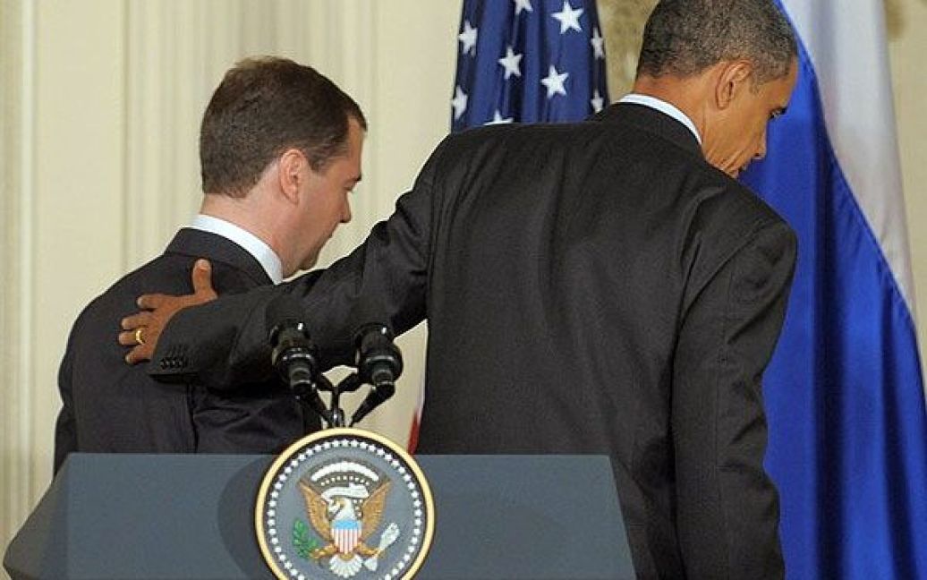 Після офіційної зустрічі президентів у Білому домі, Обама та Мєдвєдєв "утікли" до закусочної Ray&#039;s Hell Burger ("Пекельні бургери Рея") на сніданок. / © AFP