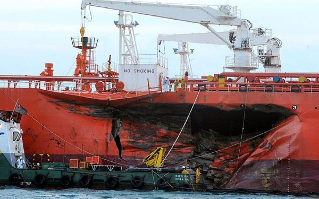 Сінгапур. 10-метрова пробоїна лівого борту малайзійського танкера " MT Bunga Kelana 3" після зіткнення з балкером "MV Waily", зареєстрованим у Сент-Вінсенті і Гренаді. Рятувальні служби зробили все можливе, щоб зібрати більше 5 тисяч тонн нафти, яка вилилась у воду поблизу одного з найжвавіших портів у світі. / © 