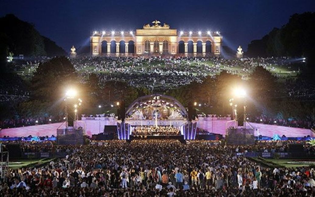 Австрія, Відень. Близько 150 тисяч людей відвідало концерт "Літня ніч" Віденського філармонічного оркестру, який відбувся перед палацем Шенбрунн на відкритому повітрі. / © AFP