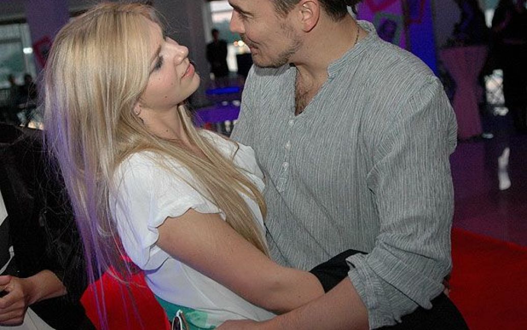 ...але обнімався тільки з дівчиною, з якою прийшов на турнір. / © Євген Бурляй/ТСН.ua