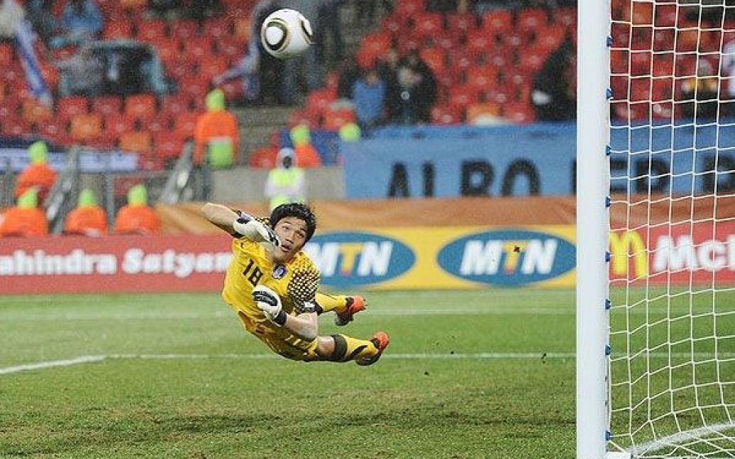 Голкіпер Південної Кореї Юн Сун Рьон пропускає другий гол у свої ворота / © AFP