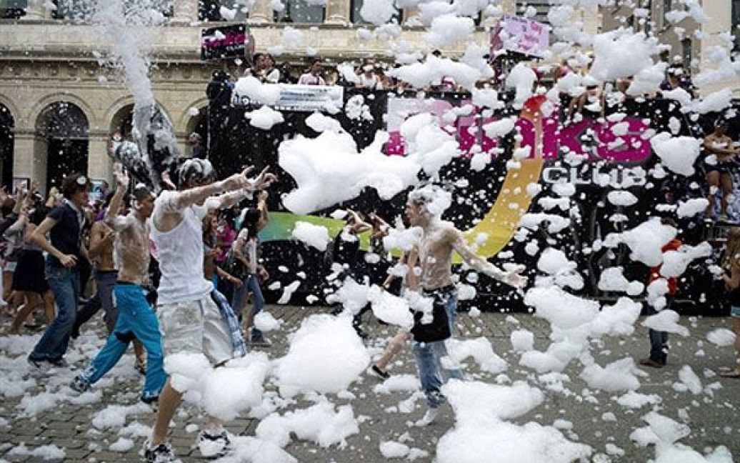Учасники гей-параду в Ліоні танцювали на вулицях. / © AFP