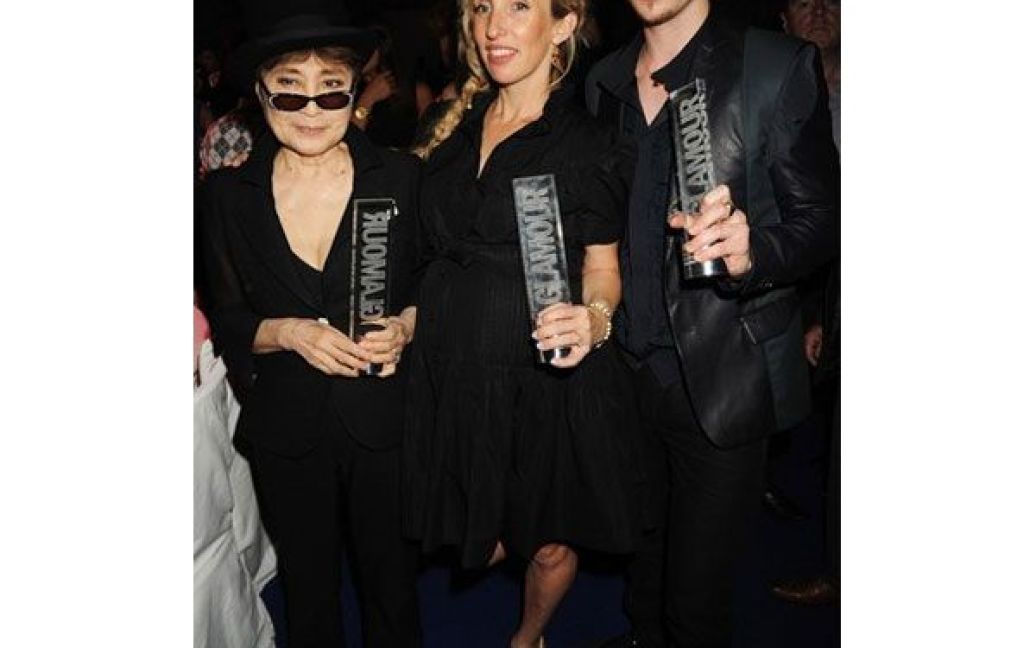 Йоко Оно (ліворуч) отримала почесну премію Пlamour Awards "За видатний внесок". "Чоловіком року" став британський актор Аарон Джонсон (праворуч), а його наречена режиссер Сем Тейлор-Вуд (в центрі) назвали "Режисером року". / © Getty Images/Fotobank