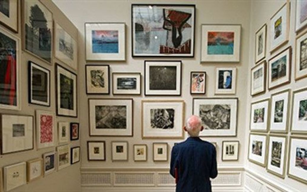 Великобританія, Лондон. Відвідувач Літньої виставки у Королівському коледжі мистецтв. Художня виставка, на якій представлено більше 1200 творів мистецтва, триватиме з 14 червня до 22 серпня. / © AFP