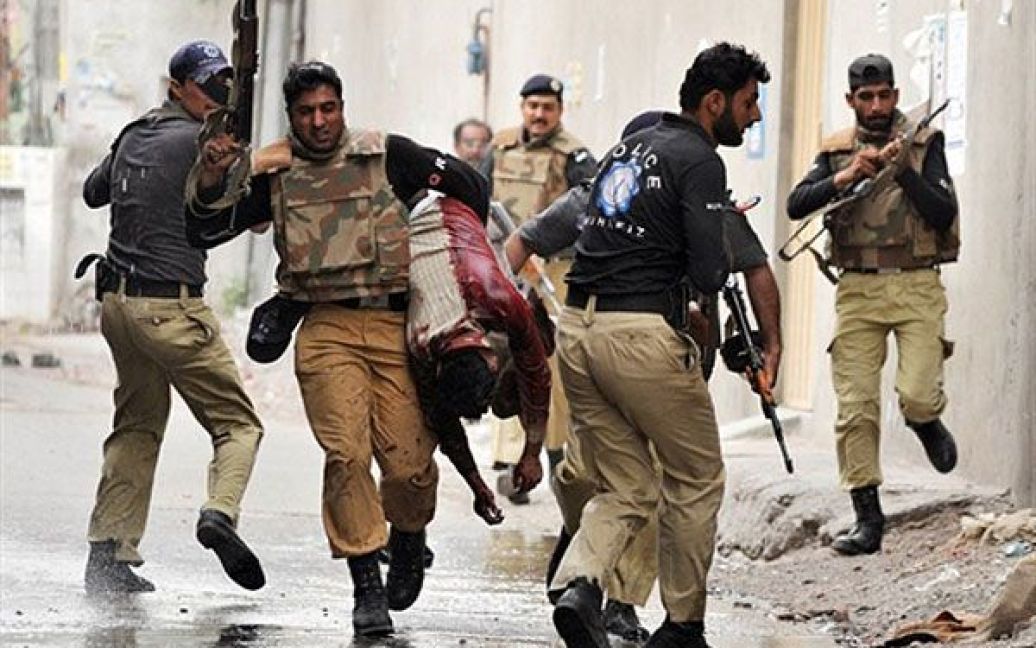 Пакистан, Лахор. Група бойовиків захопила дві мечеті під час п&#039;ятничної молитви і захопила у заручники близько двох тисяч людей. В результаті бою між поліцейським спецназом Пакистану і бойовиками 65 людей загинули і 78 постраждали. Мечеті належать Ахмадійській мусульманській общині у Пакистані. Відповідальність за акцію по захопленню двох мечетей взяло на себе угрупування "Техрік-е Талібан-і Панджаб" ("Рух талібів Пенджабу"). / © AFP
