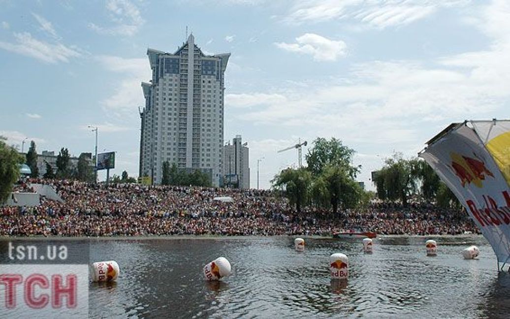 На березі Русанівського каналу зібралось кілька тисяч глядачів. / © ТСН.ua