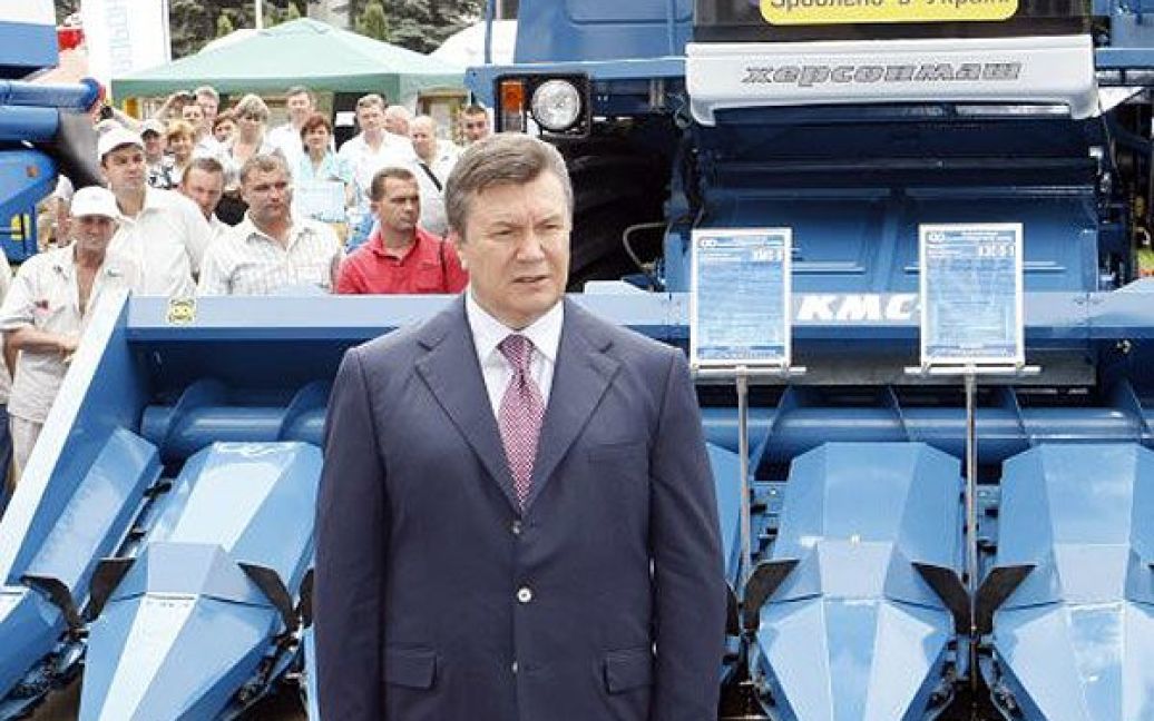 У рамках програми часткової компенсації вартості складної сільськогосподарської техніки, яка сьогодні відновлюється в Україні, президент вручив аграріям сертифікати та ключі від зернозбиральних комбайнів. / © УНІАН