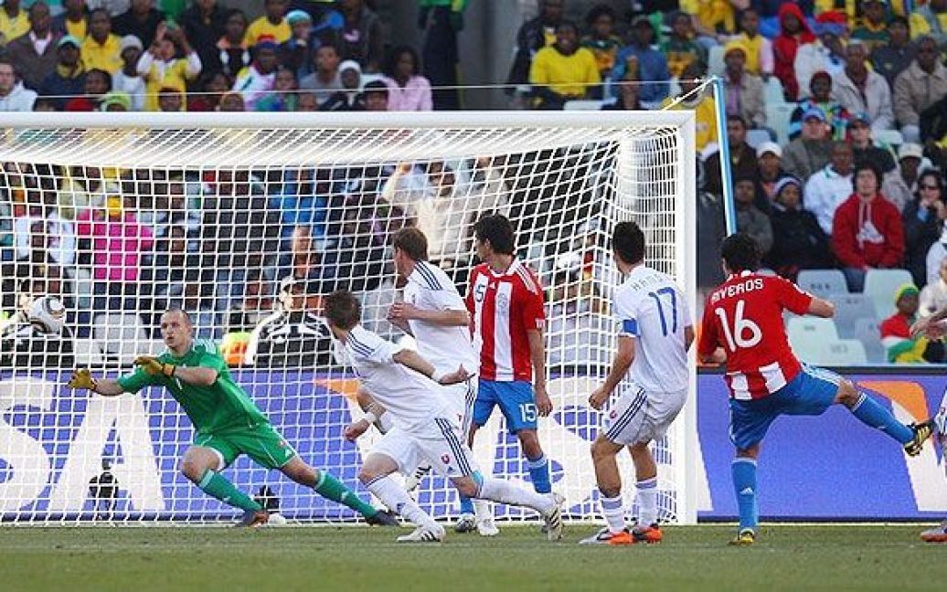 За 5 хвилин до кінця матчу Крістіан Ріверос забив другий гол у ворота Словаччини. / © AFP