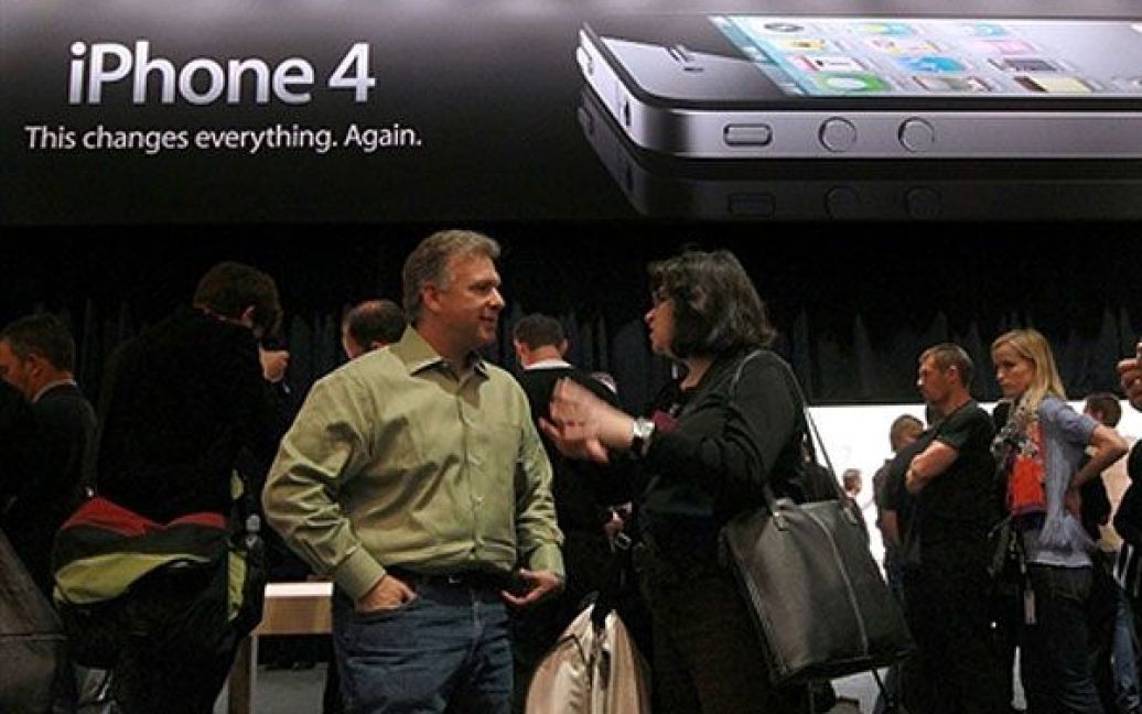На щорічній конференції розробників WWDC у Сан-Франциско було представлено новий смартфон iPhone 4. / © AFP
