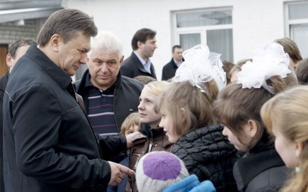 Віктор Янукович поцікавився життям вихованців дитячого будинку, спитав, чи є у чомусь потреба. / © President.gov.ua