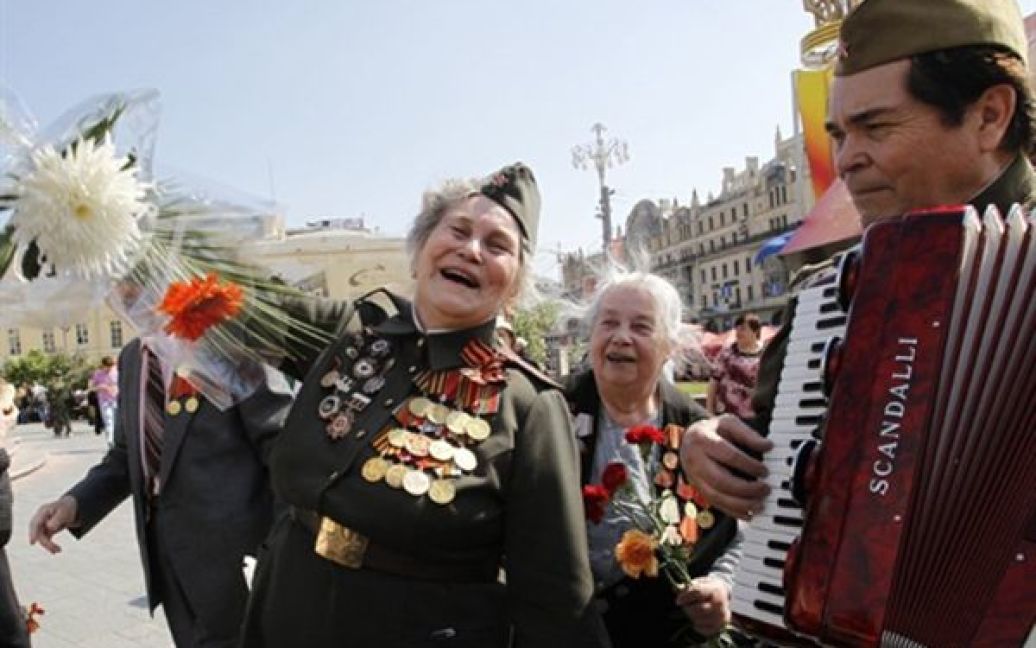 Ветерани танцюють під час святкування 65-ої річниці Другої світової війни у Москві / © AFP