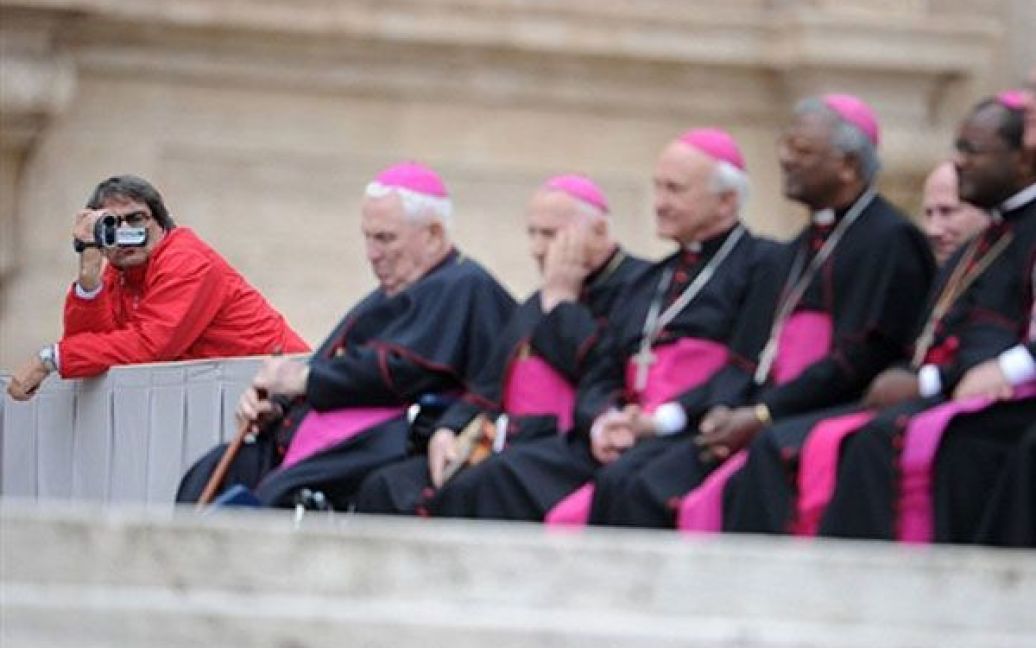 Ватикан. Турист знімає на камеру кардиналів під час щотижневої аудієнції Папи Римського Бенедикта XVI на площі Святого Петра у Ватикані. / © AFP