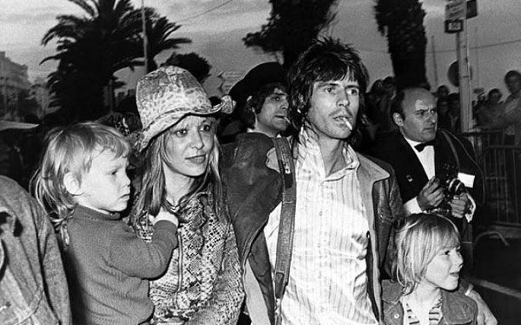 1971 рік. Кіт Річардс, його подруга Аніта Палленберг та двоє їхніх дітей перед показом фільму "Gimme Shelter" від "Rolling Stones" / © Getty Images/Fotobank