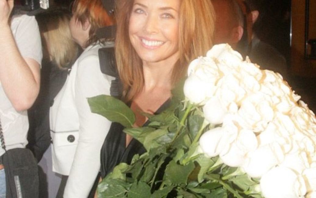 Жанна Фріске прийшла з білими трояндами / © LifeShowbiz