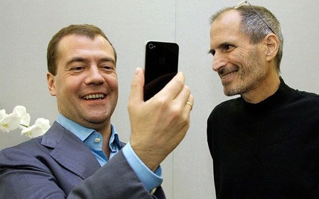 Стів Джобс подарував Дмитру Мєдвєдєву новий iPhone4. / © AFP