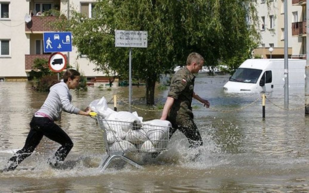 Польська поліція і рятувальні служби проводять масову евакуацію населення в затоплених районах. / © AFP