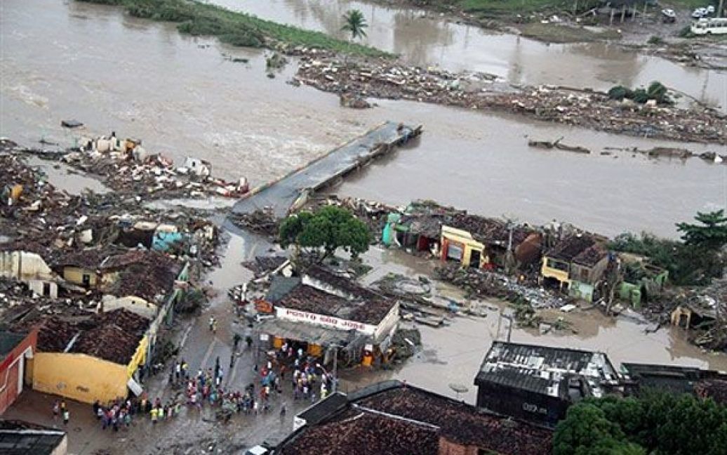 Жертвами стихії вже стали 38 людей, десятки тисяч бразильців залишилися без даху над головою / © AFP