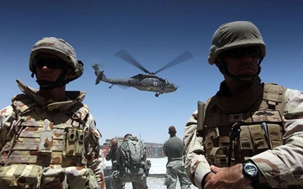 Афганістан, Кандагар. Санітарний вертоліт злітає з табору Натан Сміт у Кандагарі. НАТО, США і військові Афганістану готують масштабний наступ проти талібів у провінції Кандагар. / © AFP