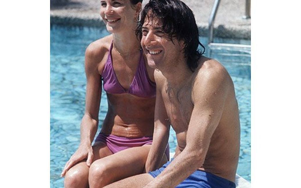 1975 рік. Американський актор Дастін Хоффман зі своєю дружиною Енн Бірн у басейні готелю 14 травня 1975 року. / © AFP