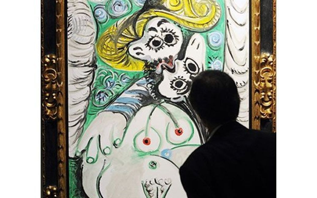 Китай, Гонконг. Відвідувач роздивляється картину Пабло Пікассо "Поцілунок", яку, за попередніми оцінками, буде продано на аукціоні за 11,3-17 мільйонів доларів США. Аукціон Christie&#039;s проведе навесні 2010 року торги, на яких буде виставлено більше 2000 творів мистецтва на суму понад 192 мільйонів доларів США. / © AFP