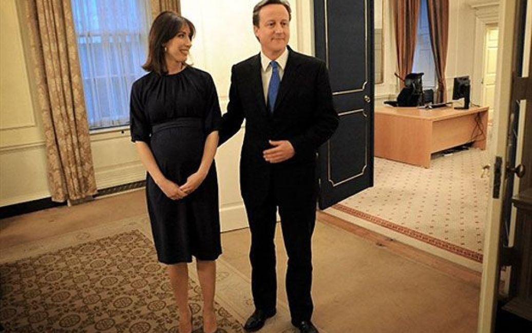 Новий прем&rsquo;єр-міністр Великобританії Девід Кемерон з дружиною Самантою у резиденції на Даунінг-стріт, 10. / © AFP