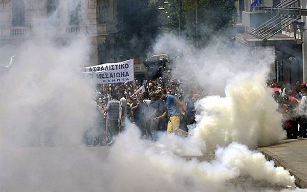 Для розгону агресивно налаштованих груп молодих людей в масках був застосований сльозогінний газ. / © AFP