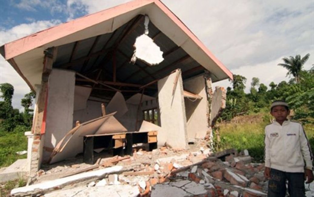 Наслідки землетрусу у індонезійському містечку Касано. В наслідок землетрусу загинули 3 людей, кілька тисяч залишилися без домівок. Щороку в Індонезії стаються тисячі землетрусів. / © AFP