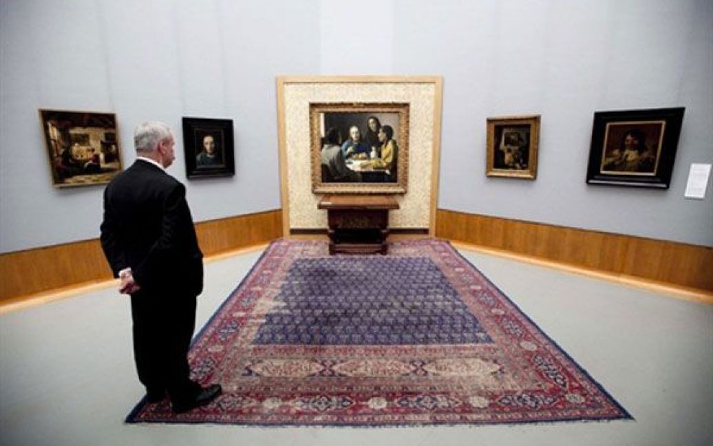 Нідерланди, Роттердам. Відвідувач роздивляється роботи художника Хана ван Меєгерена (1889-1947) на виставці в музеї Бойманс Ван Бейнінген у Роттердамі. З 12 травня до 22 серпня у музеї виставлятимуться картини найуспішніших та найвпливовіших голандських фальсифікаторів і підробників картин. Ван Меєгерен спеціалізувався на підробці Вермеєра. / © AFP