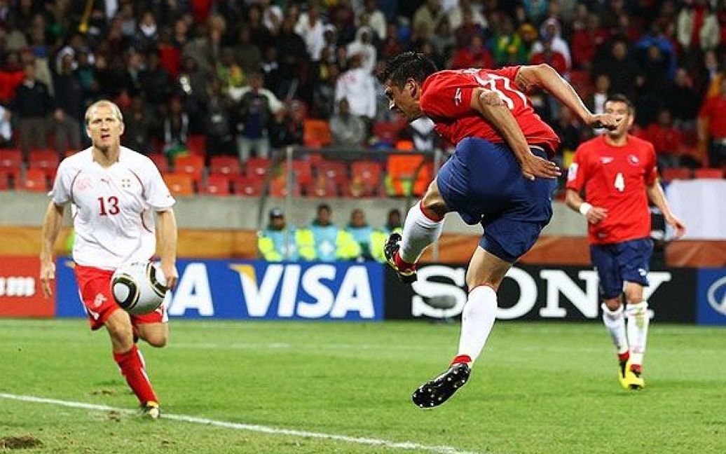 Гонсалес ударом головою відправив м&#039;яч у ворота Швейцарії. / © Getty Images/Fotobank