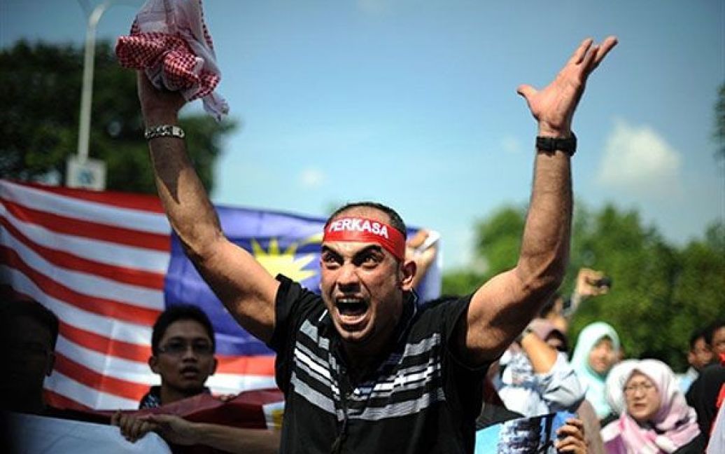 Учасник антиізраїльської акції протесту перед будівлею посольства США у Малайзії, в місті Куала Лумпур. / © AFP