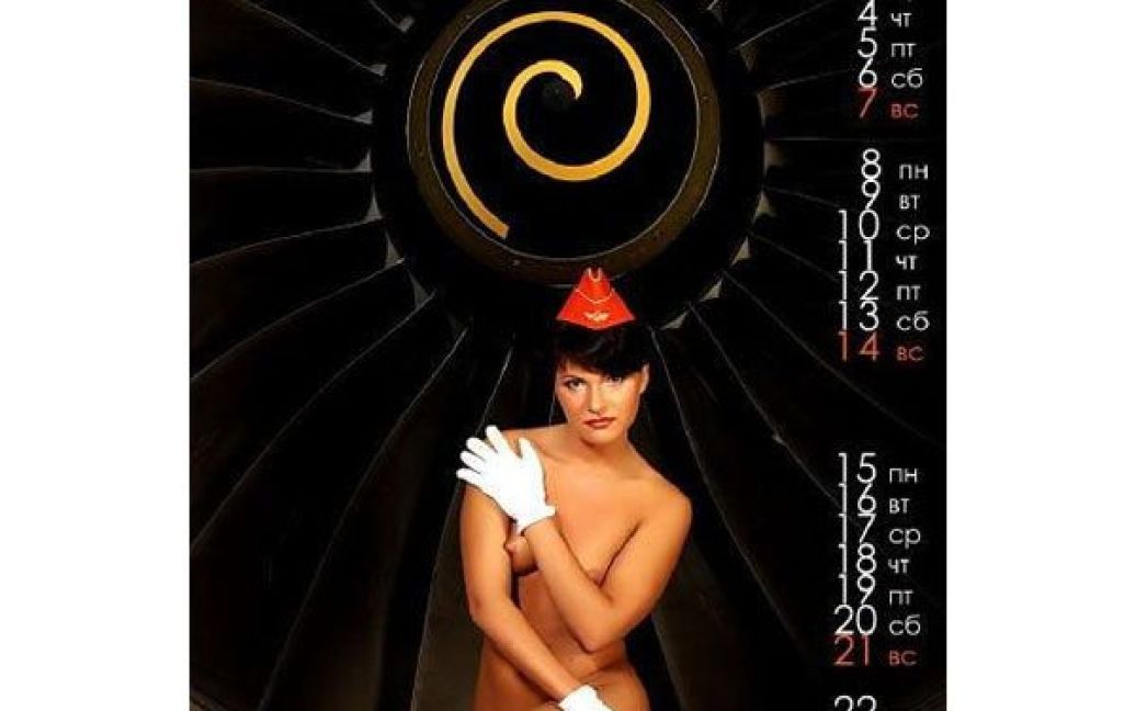 Австралійські стюардеси звернули увагу на повідомлення про те, що "Аерофлот" виготовив календар з фотографіями напіводягнених стюардес / © adme.ru