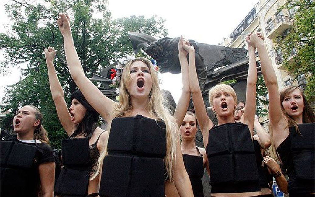Жіночий рух FEMEN провів у Києві акцію "100 днів: Я тобі твою камеру в дупу засуну!" / © Жіночий рух FEMEN